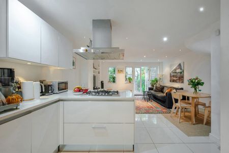 4 bedroom mews to rent - Photo 4