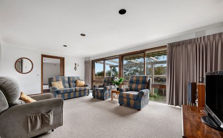 SPACIOUS FAMILY HOME - Photo 2