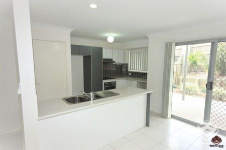 3 bedroom Townhouse available now - Photo 2