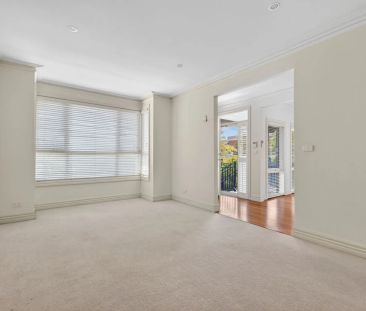 Expansive Town Residence in the Heart of Camberwell - Photo 3