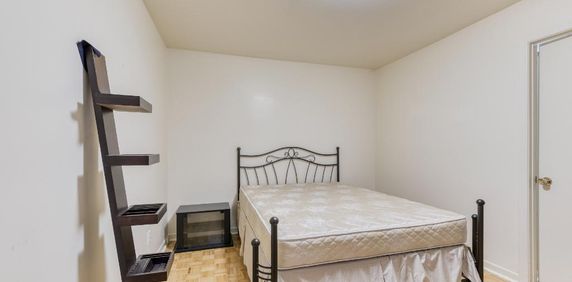 Très grand 3 1/2 , au demi-sous-sol d'un duplex dans emplacement très recherché - Photo 2