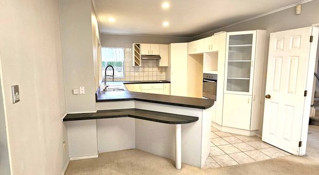 4 Bedrooms. Forrest Hill - Photo 1