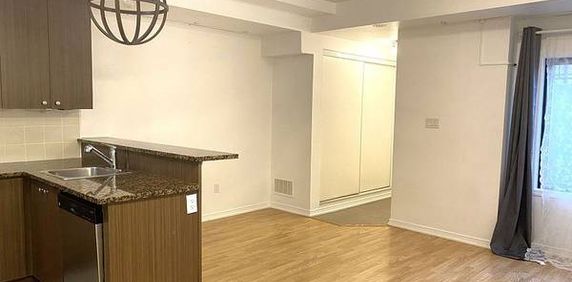 Bathurst/ Finch 2 Bedrooms + Den for RENT! - Photo 2