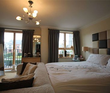 A modern four bedroom town house in a popular gated development close to the river. - Photo 1