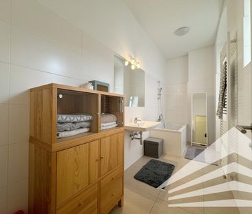 Stilvolle 2 Zimmer-Altbauwohnung mit Küche an der Donaulände - Photo 5