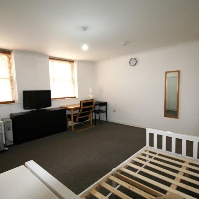 Studio Flat, Whitechapel Road, E1 - Photo 1