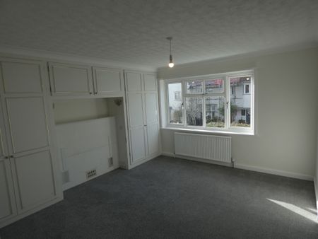 4 bed Semi-Detached - To Let - Photo 3