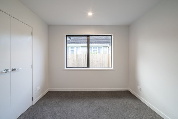 Modern near new 2 bedroom Unit + Garage - Photo 1