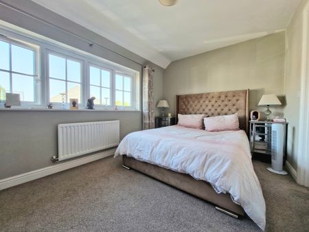 2 bedroom end of terrace to let - Photo 4