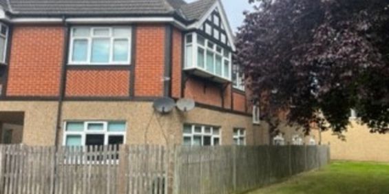 1 bedroom Flat - Manor Parade, Hatfield - Photo 3