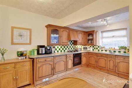 3 bedroom semi-detached house to rent - Photo 5