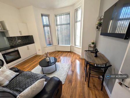 3 bedroom flat to rent - Photo 3