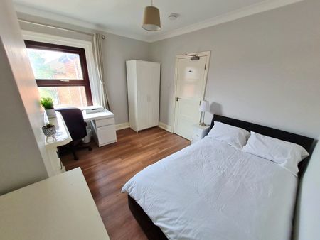 5 Bed Semi-Detached House, Devonshire Road, SO15 - Photo 4