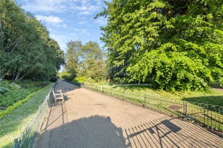 4 bedroom flat in Kensington - Photo 2