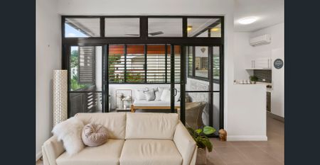 Stylish Furnished Apartment Moments from the Esplanade - Photo 4