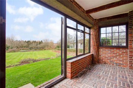 A beautiful family home on the edge of Alresford with exceptional views of the surrounding countryside. - Photo 2