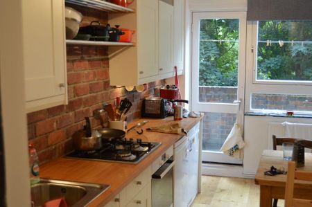 3 bedroom flat to rent - Photo 5