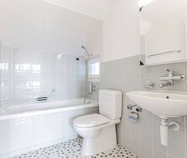 Renovierte Dachwohnung an ruhiger Lage mit traumhafter Aussicht! - Photo 3