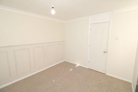 4 bedroom semi-detached house to rent - Photo 4