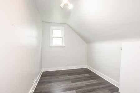 Cozy 2 Bedroom Upper Unit in Welland!! - Photo 2