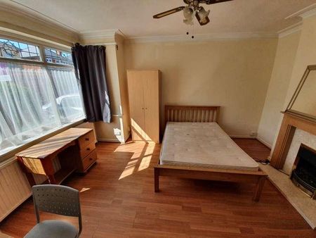 Bedroom Property In Winton, BH9 - Photo 4