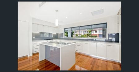 Spacious with multiple living areas - Photo 2