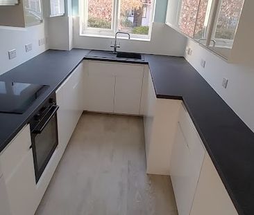 2 Bed Flat, Mayfair Court, SW19 - Photo 1