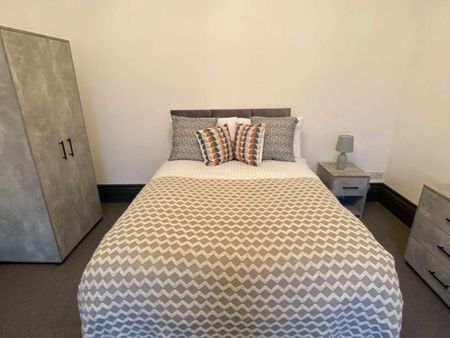Large Rooms Newly Refurbished 10 Bed HMO St Johns Room 4 - Photo 3