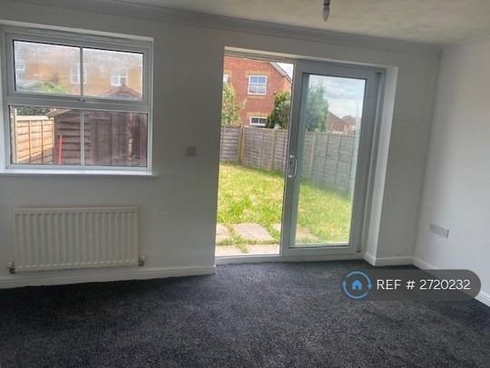 3 bedroom semi-detached house to rent - Photo 1