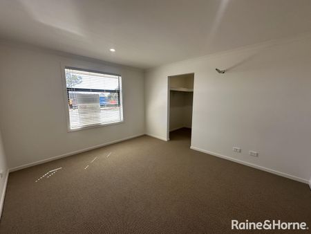 Stylish 4-Bedroom Family Home in Munno Para Downs - Photo 4