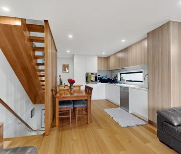 Stylish 3 bedroom townhouse plus Study Nook and 4x AC's - Photo 2