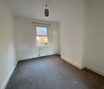 2 bedroom end of terrace house to rent - Photo 5