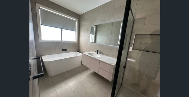 STYLISH 4-BEDROOM FAMILY HOME! - Photo 1