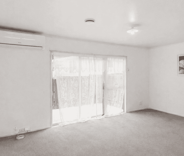 Inviting three bedroom home with open plan living in Papatoetoe! - Photo 1