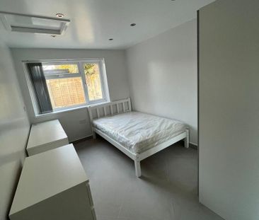 6 bedroom end of terrace house to rent - Photo 4