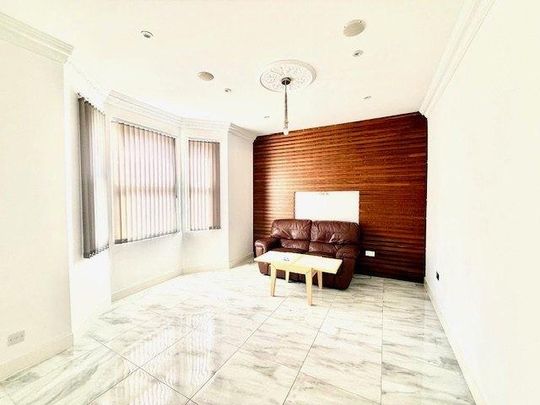 4 bedroom end of terrace house to rent - Photo 1