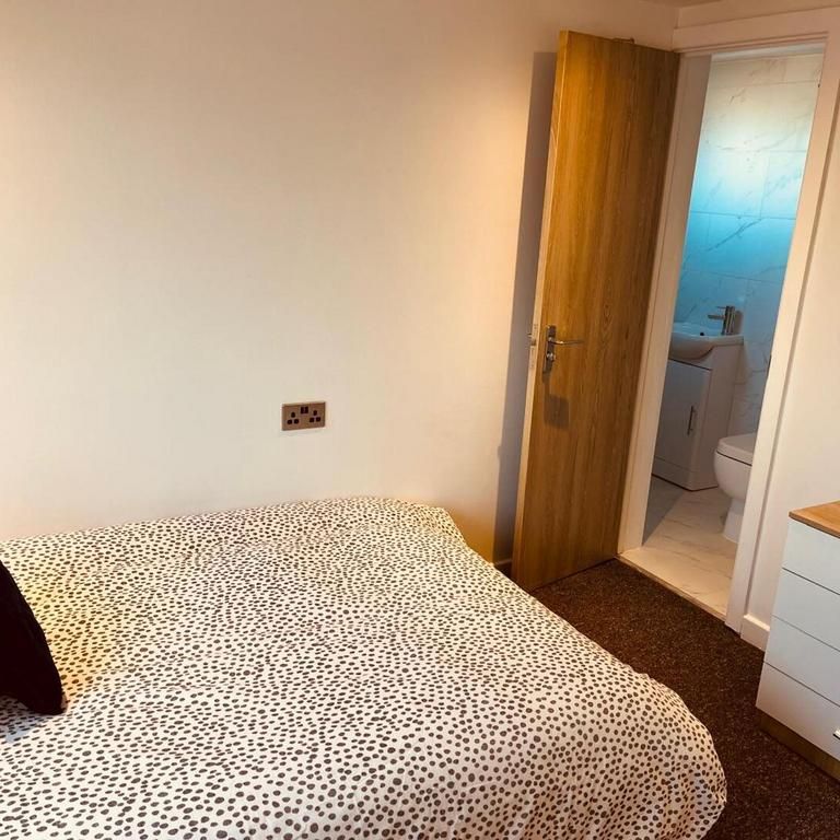 1 bedroom in a house share to rent - Photo 1