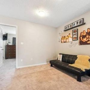 3 Beds 2.5 bath - Photo 2