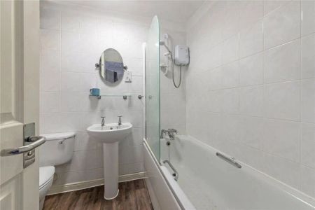 1 bedroom flat in London - Photo 4