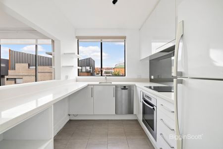 BEAUTIFULLY RENOVATED 2 BEDROOM APARTMENT! - Photo 3