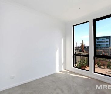 “Luxury Townhouse Home” - Photo 4