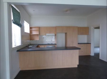 Three Bedroom Family Home - Photo 4