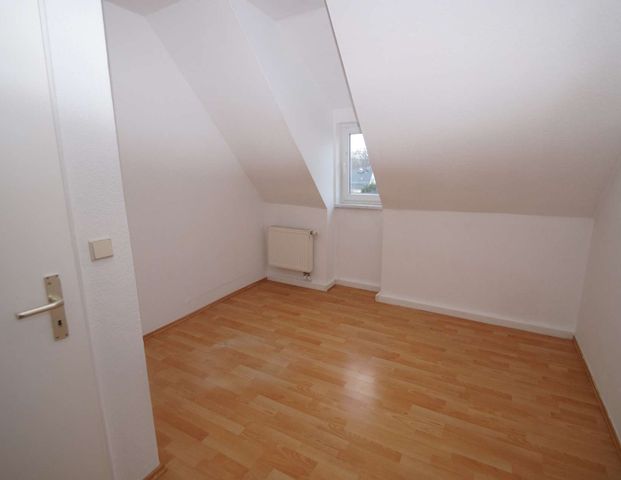 3-Zimmer-Wohnung im Dachgeschoß mit separater Küche und Dusche, renoviert, ab sofort - Photo 1