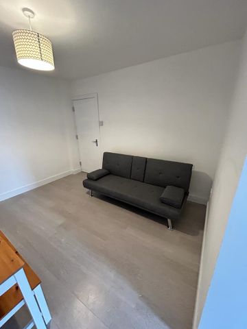 Room For Rent Queen Street, Pontypridd - Photo 2