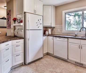 3 Bedroom Bungalow For Rent In Highwood: Pet Friendly 1 Month Free ... - Photo 3