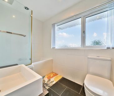 4 bedroom end of terrace house to rent - Photo 2