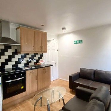 Room in a Shared Flat, Wharncliffe House, SW15 - Photo 1