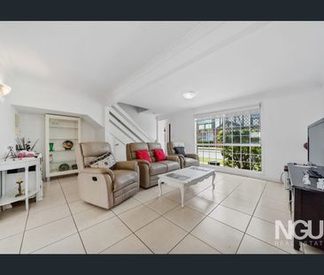 🏡 Neat & Spacious Townhouse in Convenient Loganlea Location - Photo 1