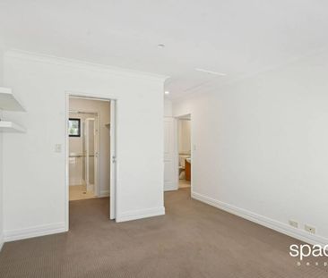 SPACIOUS UNFURNISHED CONTEMPORARY LIVING - Photo 4