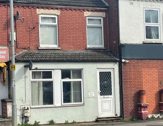 2 bedroom ground floor flat to rent - Photo 1